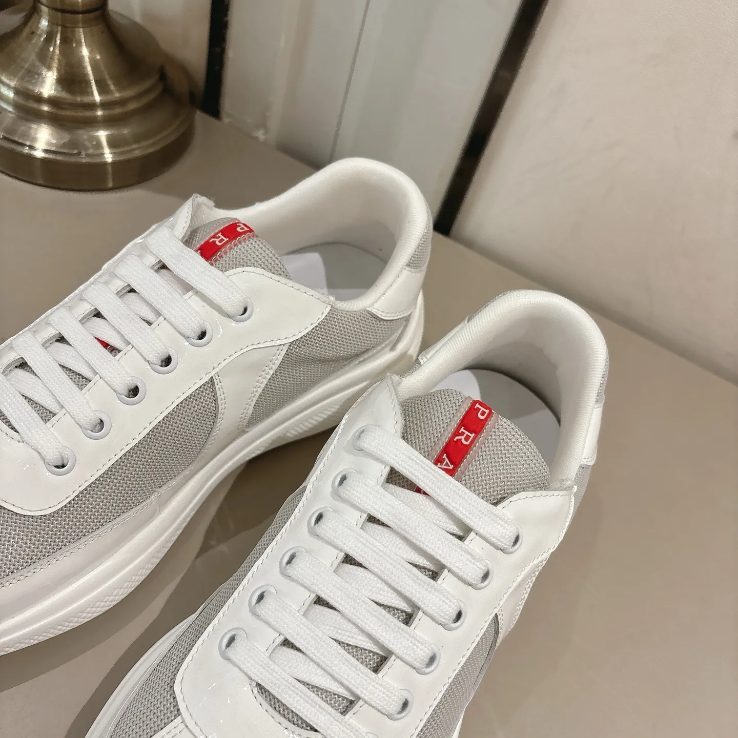 👟👟Ex-factory price 520👟👟 (Top version) Prada casual sports shoes, fashionable thick-soled casual loafers, unique taste, loved by everyone and easy to control, popular every year. There is also a versatile classic shoe last, which is enough to conquer you, wear it, increase the height and casualness, simple and handsome on the feet. The fabric is imported patent leather, the inner foot pad is soft and delicate, and the breathable mesh fabric is comfortable, ip Foam mold anti-slip lightweight outsole